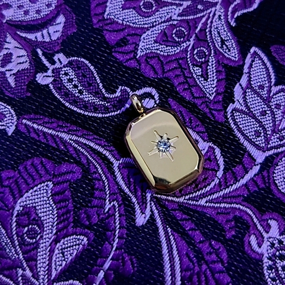 18K Gold Plated Box Pendant - Picture 1 of 5